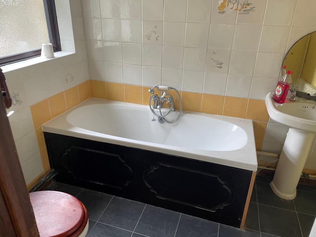 Lot: 71 - DETACHED COTTAGE FOR IMPROVEMENT - bathroom